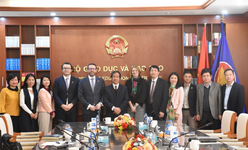 Bộ trưởng Nguyễn Kim Sơn tiếp, làm việc với ngài Iain Frew - Đại sứ Vương quốc Anh tại Việt Nam.