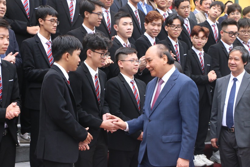 Chủ tịch nước Nguyễn Xuân Phúc gặp mặt, chúc mừng các học sinh đoạt giải Olympic, Khoa học kỹ thuật quốc tế năm 2022.