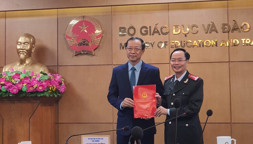 Thứ trưởng Bộ GD&ĐT Phạm Ngọc Thưởng trao Quyết định cho tân Phó Chánh Thanh tra Lê Đình Nghị.