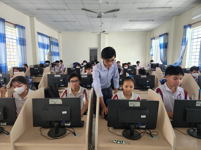 Giáo viên Trường THPT Trần Đại Nghĩa (Cần Thơ) hướng dẫn học sinh thử đăng ký dự thi tốt nghiệp THPT năm 2023.