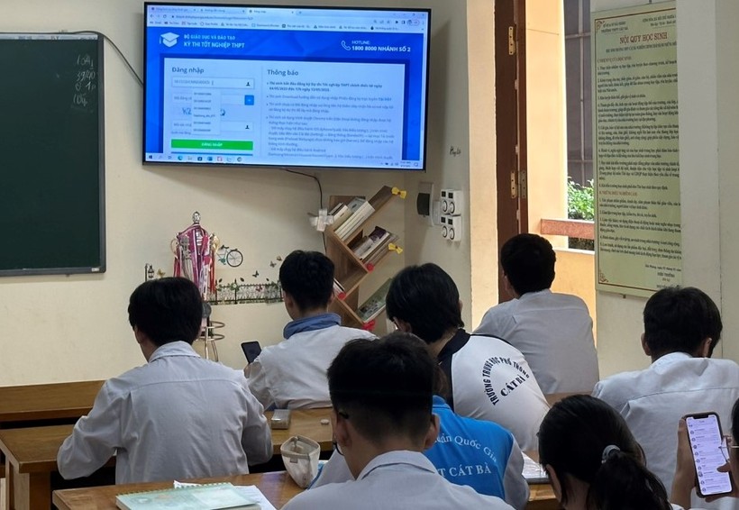 Học sinh Trường THPT Cát Bà (Cát Hải, Hải Phòng) thử đăng ký dự thi trực tuyến tốt nghiệp THPT năm 2023.