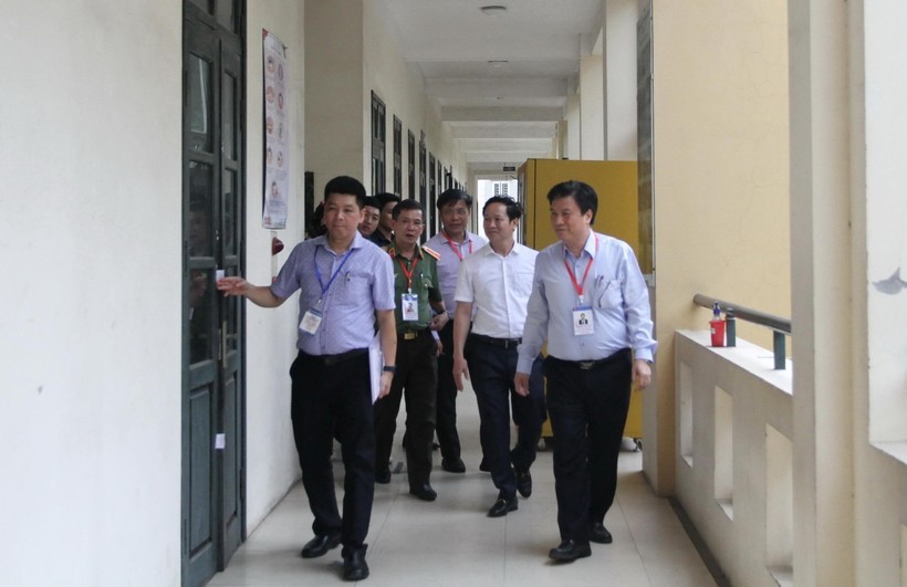 Thứ trưởng Nguyễn Hữu Độ kiểm tra công tác tổ chức thi tốt nghiệp THPT 2022 tại thành phố Hà Nội.