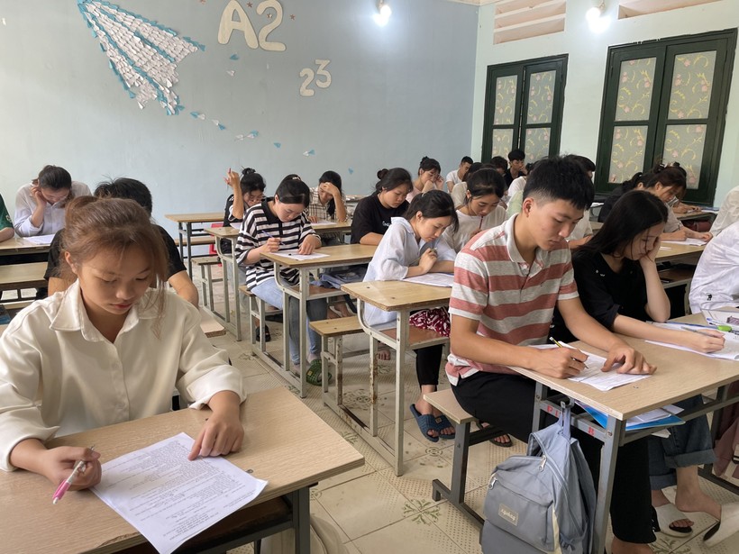 Học sinh Trường THPT Quan Sơn (Thanh Hóa) trong giờ ôn tập Lịch sử trước Kỳ thi tốt nghiệp THPT.