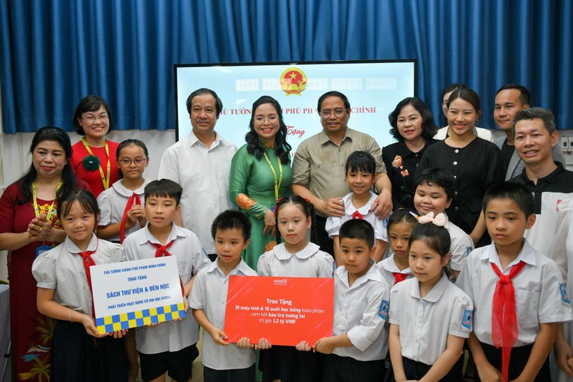 Thủ tướng thăm, tặng quà học sinh có hoàn cảnh đặc biệt ảnh 2