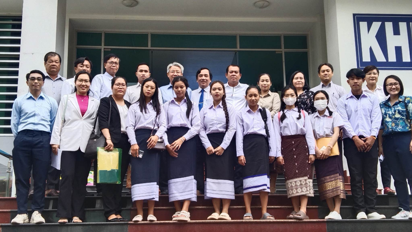 Ban Giám hiệu Trường CĐ Y tế Đồng Tháp, khách dự cùng sinh viên và đoàn công tác Sở Giáo dục và Thể thao Champasack Lào.