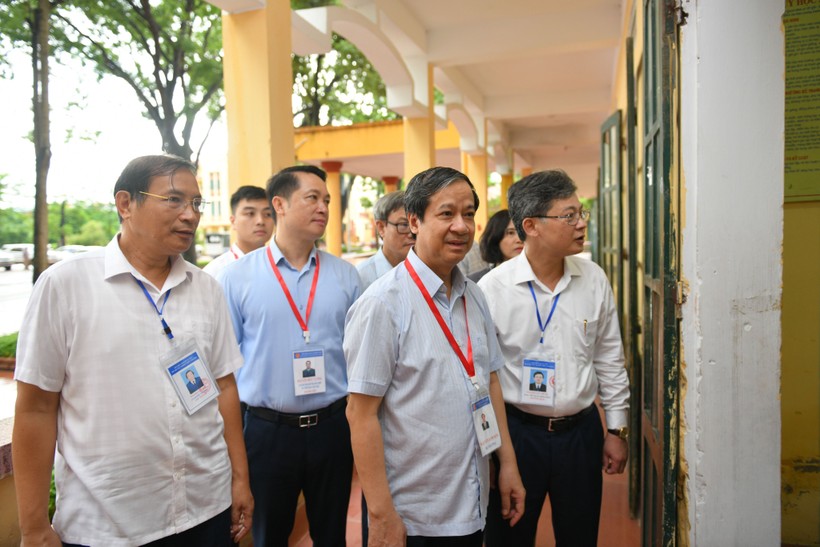 Bộ trưởng Nguyễn Kim Sơn kiểm tra công tác coi thi tại Hưng Yên sáng 28/6.