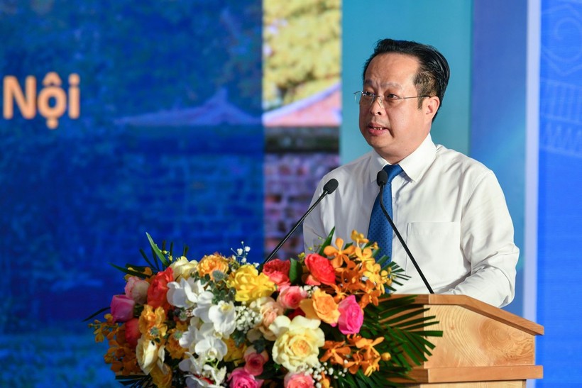 Ông Trần Thế Cương, Giám đốc Sở GD&ĐT Hà Nội báo cáo tại hội nghị.