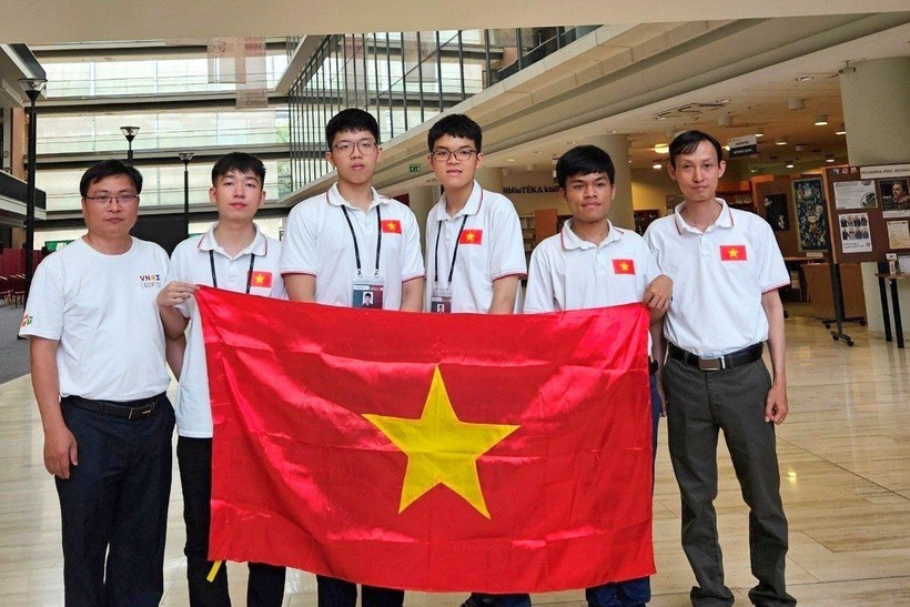 Cả 4 học sinh Việt Nam giành huy chương Olympic Tin học quốc tế năm 2023  ảnh 1