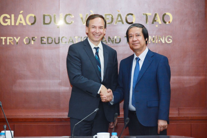 Bộ trưởng Nguyễn Kim Sơn và Chủ tịch Trường ĐH Fullbright Việt Nam, ông Scott Fritzen.