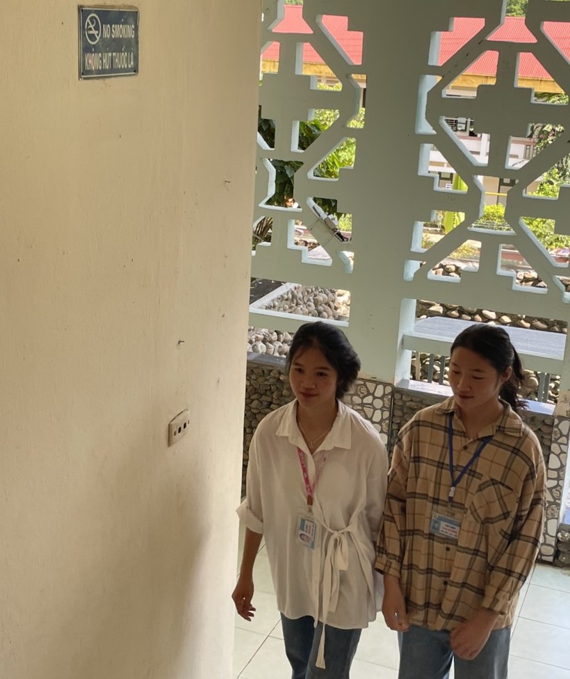 Ở các hành lang, lớp học, phòng họp…, Trường THPT Quan Sơn đều gắn biển “Cấm hút thuốc”. ảnh 1