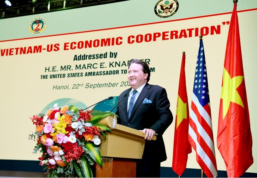 Ngài Marc. E. Knapper chia sẻ với giảng viên, sinh viên Trường ĐH Kinh tế Quốc dân về chủ đề “Quan hệ hợp tác kinh tế Việt Nam - Hoa Kỳ”. ảnh 2