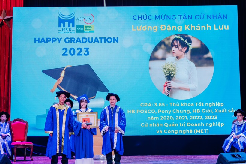 Lương Đặng Khánh Lưu, thủ khoa khóa đầu tiên của chương trình Cử nhân Quản trị doanh nghiệp và công nghệ nhận bằng tốt nghiệp. ảnh 1