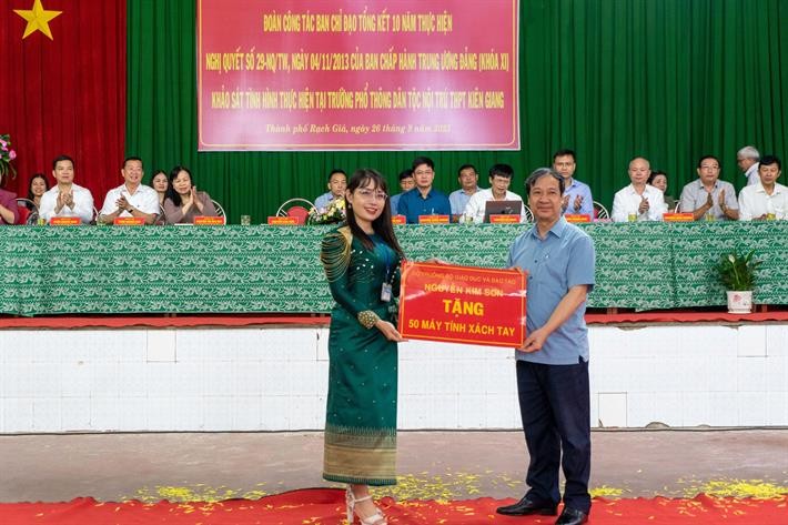 Bộ trưởng trao tặng 50 máy tính xách tay cho Trường Phổ thông dân tộc nội trú THPT Kiên Giang. ảnh 1