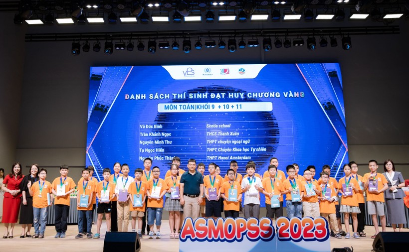 Trao giải cho các học sinh đoạt huy chương vàng ASMOPSS 2023 vòng quốc gia. ảnh 1