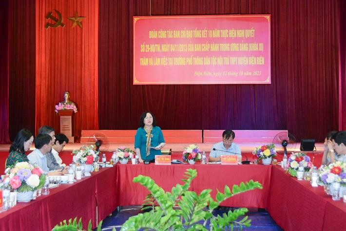 Thứ trưởng Ngô Thị Minh phát biểu trong chuyến công tác làm việc, khảo sát tại Trường Phổ thông dân tộc nội trú THPT huyện Điện Biên. ảnh 3