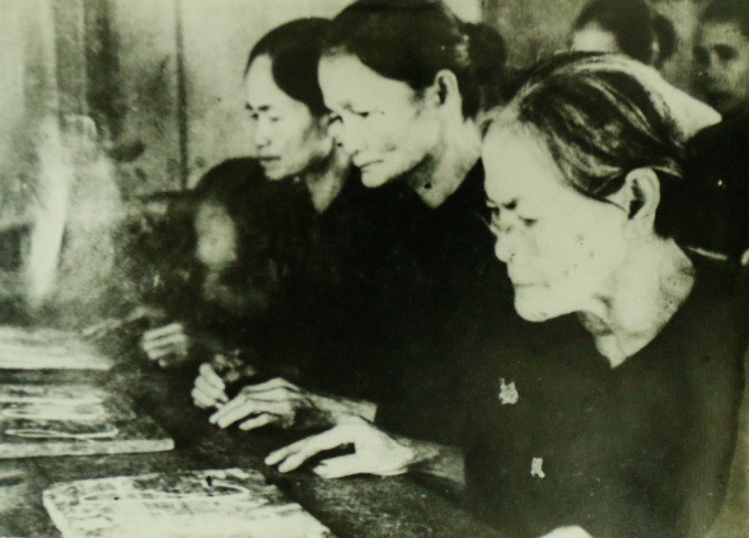 Các bà, các mẹ ở tỉnh Sa Đéc (khu vực Đồng Tháp ngày nay) đi học chữ trong kháng chiến chống pháp. Ảnh: Bảo tàng Lịch sử Quốc gia. ảnh 2