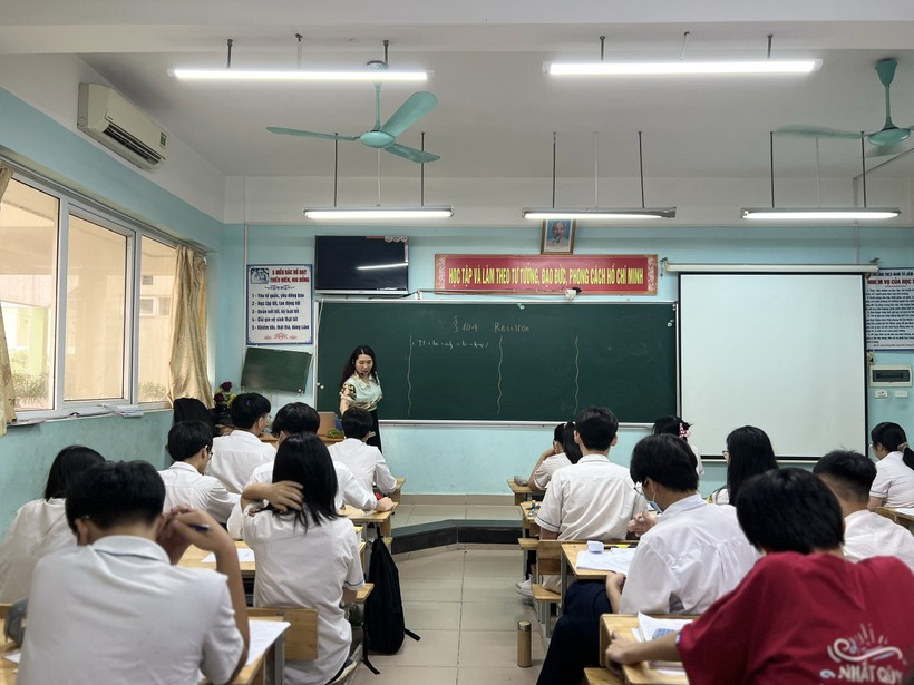 Cô trò Trường THCS Nam Từ Liêm (Hà Nội) trong giờ học. ảnh 1