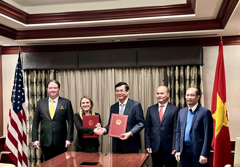 Thứ trưởng Bộ GD&ĐT Nguyễn Văn Phúc thay mặt Bộ GD&ĐT Việt Nam ký Bản ghi nhớ hợp tác về giáo dục và đào tạo với Bộ Ngoại giao Hoa Kỳ.