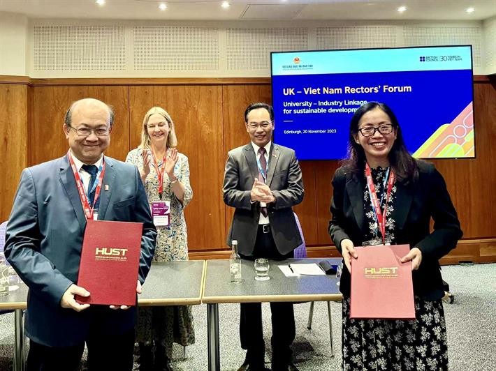 Thứ trưởng Bộ GD&ĐT Hoàng Minh Sơn chứng kiến trao MOU của ĐH Bách khoa Hà Nội và đối tác Vương quốc Anh tại Diễn đàn Hiệu trưởng ĐH Việt Nam - Vương quốc Anh.
