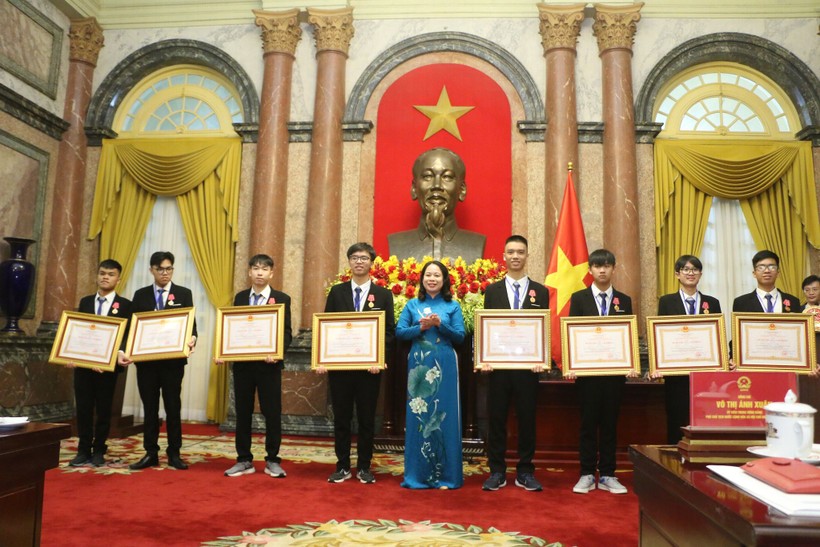 Phó Chủ tịch nước Võ Thị Ánh Xuân trao Huân chương Lao động cho các em học sinh.
