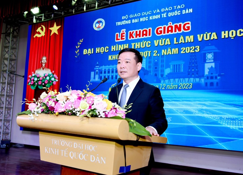 PGS.TS Bùi Huy Nhượng - Phó Hiệu trưởng Trường ĐH Kinh tế Quốc dân phát biểu.