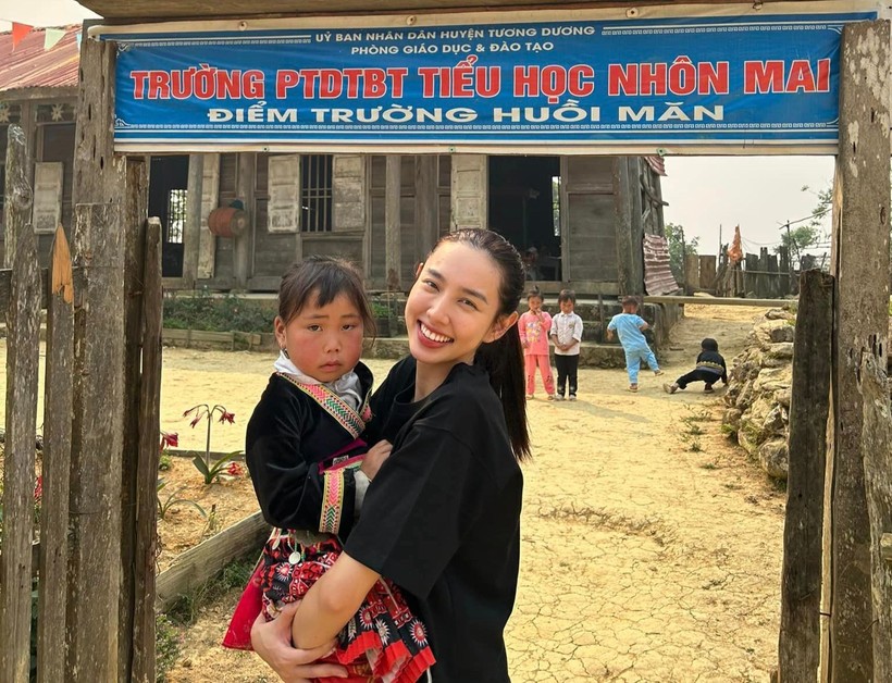 Thùy Tiên và team Quang Linh xây trường học tại vùng khó 