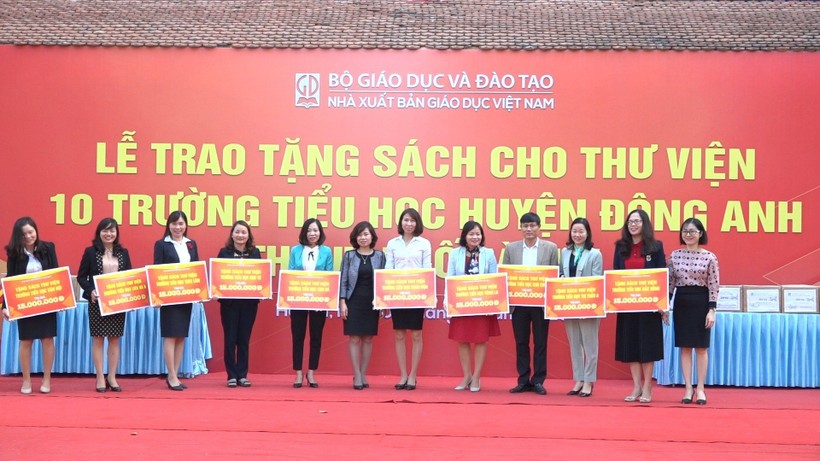 NXB Giáo dục Việt Nam tặng sách cho 10 thư viện trường tiểu học ở huyện Đông Anh (TP. Hà Nội).