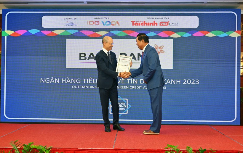 Phó Tổng Giám đốc BAC A BANK Chu Nguyên Bình nhận giải