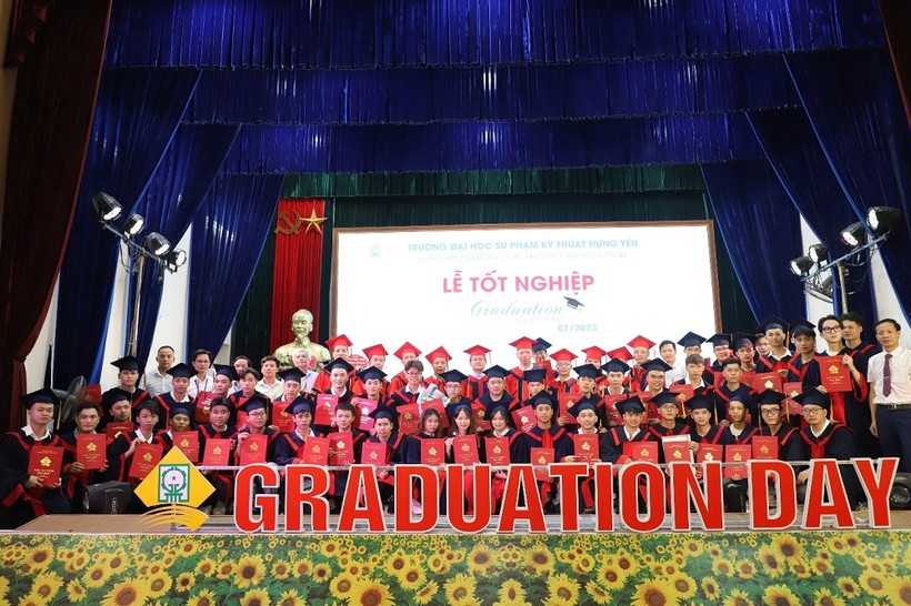 Trường ĐH Sư phạm Kỹ thuật Hưng Yên trao bằng tốt nghiệp cho 1760 sinh viên ảnh 1