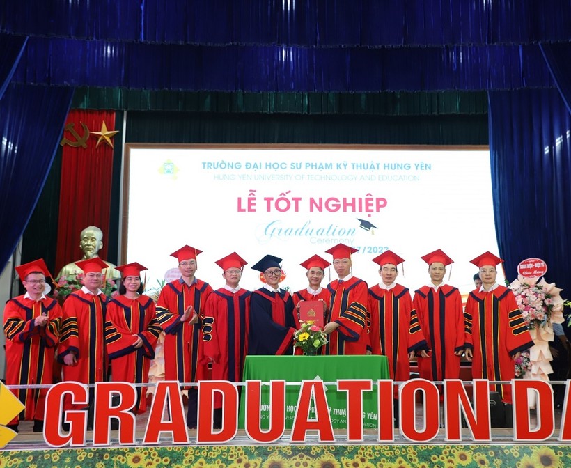 Trường ĐH Sư phạm Kỹ thuật Hưng Yên trao bằng tốt nghiệp cho 1760 sinh viên ảnh 2