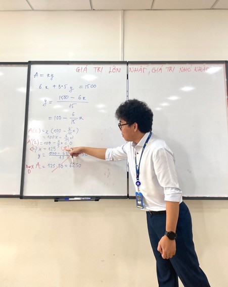 Thầy Lê Quang Vinh trong giờ giảng dạy trên lớp. ảnh 2