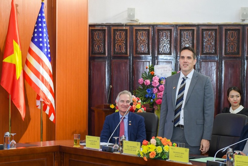 Ông Adam Brock – Phó Tùy viên Văn hóa, Đại sứ quán Hoa Kỳ tại Việt Nam phát biểu tại buổi Lễ ảnh 3