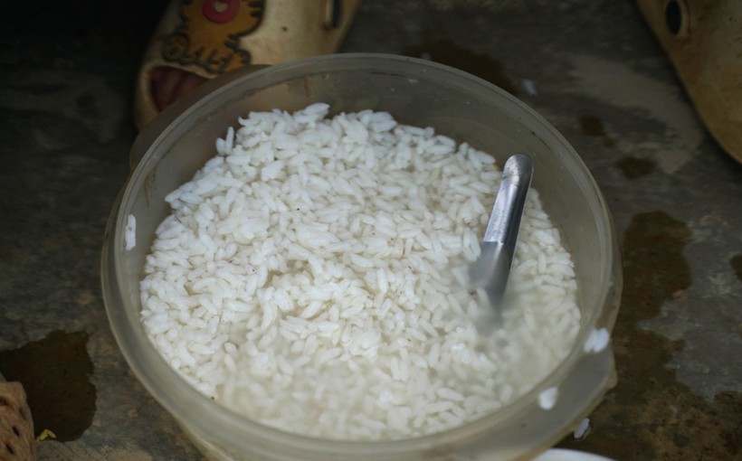 Cơm trắng trộn nước lã – bữa trưa của học sinh điểm trường Co Muông ảnh 2