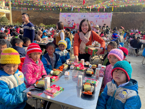 Những em bé Pa Cheo đón Tết sớm 2023 với món quà từ các nhà tài trợ.