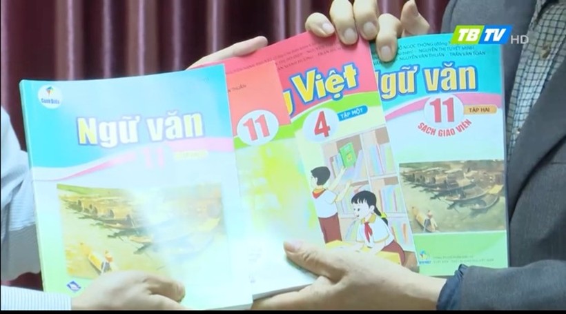 Những cuốn SGK được nhà văn Minh Chuyên dành tặng Đài PTTH Thái Bình.