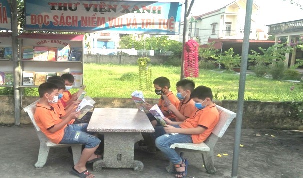 Học sinh trường TH&THCS Quang Hưng đang đọc sách tại thư viện xanh.