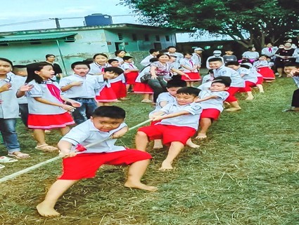 Hình ảnh các em học sinh trường TH&THCS Quang Hưng (Đơn vị cùng áp dụng sáng kiến) đang chơi kéo co.