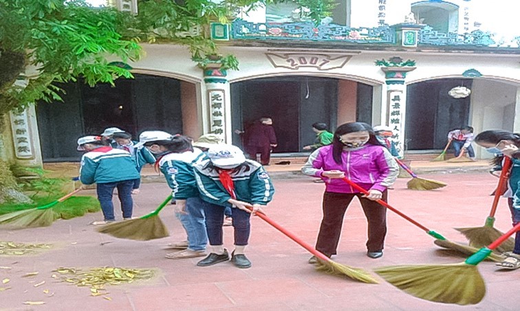 Hình ảnh các em học sinh trường TH&THCS An Bồi (Đơn vị cùng áp dụng sáng kiến)đang lao động vệ sinh quang cảnh chùa Đông Nguyễn.