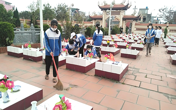 Học sinh chăm sóc nghĩa trang liệt sĩ tại địa phương