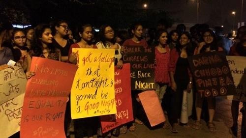 Thanh niên biểu tình phản đối "lệnh giới nghiêm" về giờ giấc trong các khu ký túc xá nữ. Ảnh: BBC