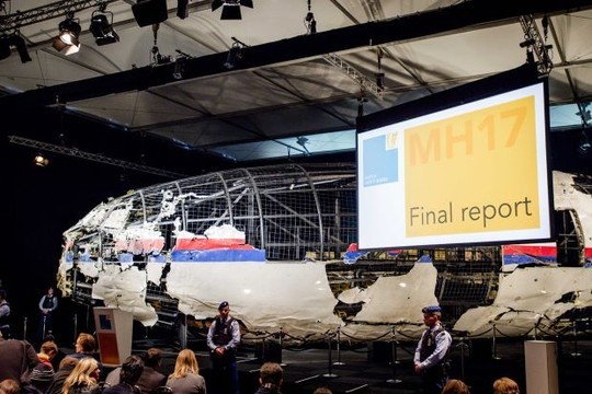 Một phần máy bay MH17 được phục dựng trong cuộc họp báo hôm 13/10. Ảnh: EPA