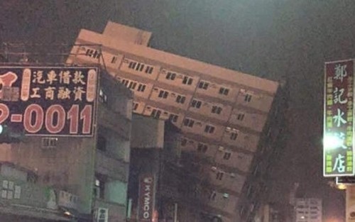 Căn nhà 17 tầng bị đổ sập sau cơn động đất.