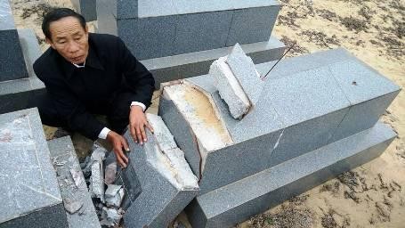 Các tấm bia cùng di ảnh, cây thánh giá trên phần mộ gia đình chị Xinh đều bị đập phá.
