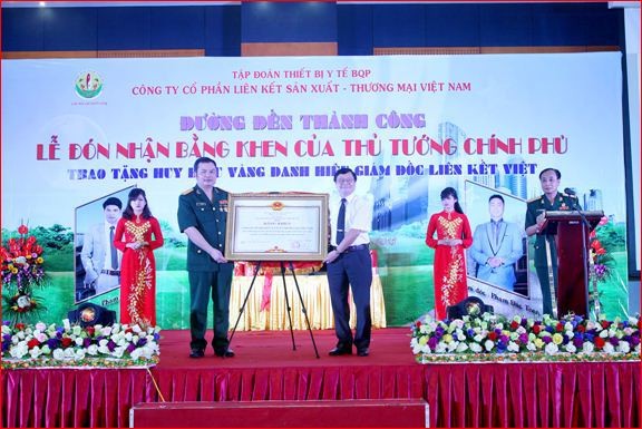 Công ty Liên kết Việt còn làm giả bằng khen của Thủ tướng và tự trao tặng cho mình nhằm tăng uy tín trong mắt của người dân