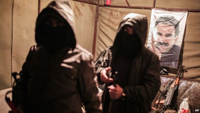 Các chiến binh của nhóm phiến quân PKK của người Kurd đứng trong một căn hầm ở Sırnak (Thổ Nhĩ Kỳ), ngày 23/12/2015.