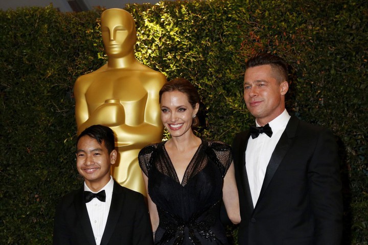 Brad Pitt phủ nhận chuyện "động tay động chân" với cậu con trai Maddox (trái). Ảnh: Reuters