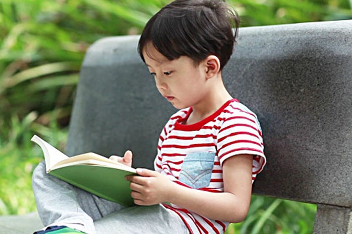 Trẻ em nên hình thành thói quen đọc sách thường xuyên từ nhỏ.