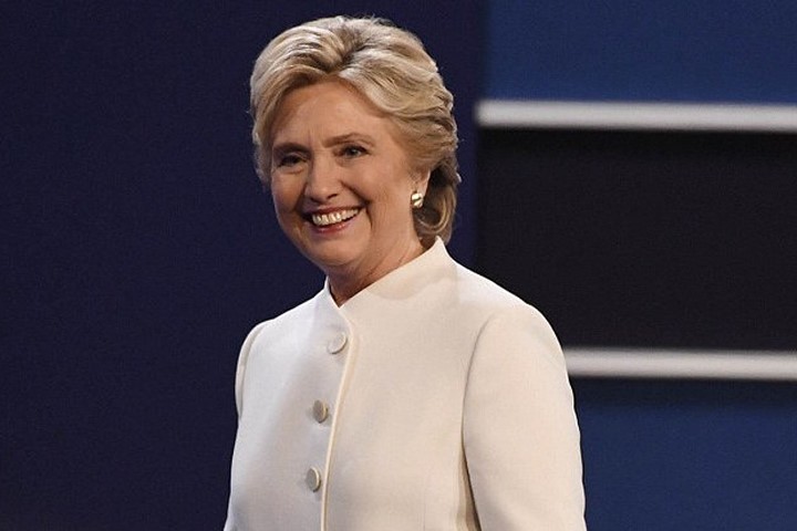 Dân Mỹ đổ xô mua bộ vest trắng của Hillary Clinton