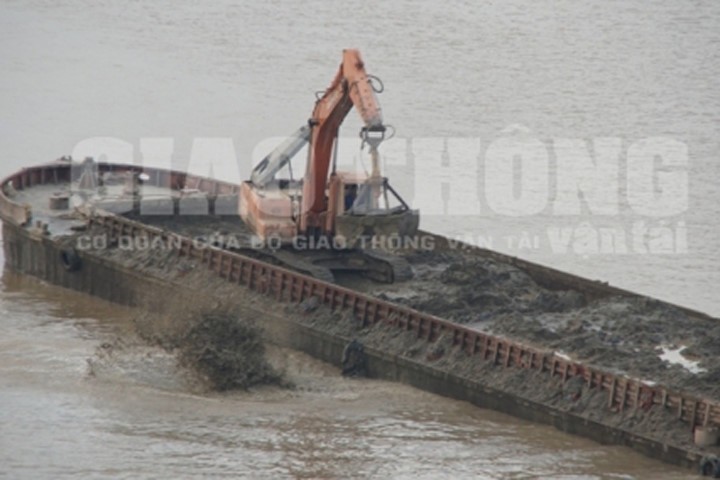 Cận cảnh tàu đổ cả trăm tấn hợp chất nghi là chất thải xuống sông Hồng. Ảnh: Tạp chí Giao thông vận tải