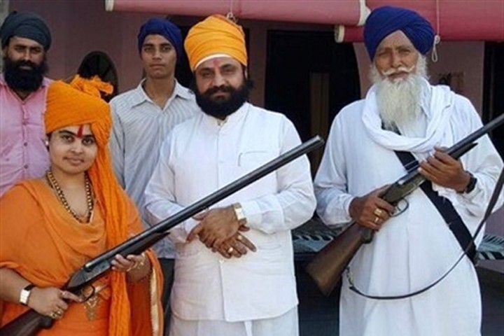 "Thánh nữ" Ấn Độ thích mặc áo màu vàng nghệ và cầm súng mỗi khi ra ngoài. Ảnh: BBC